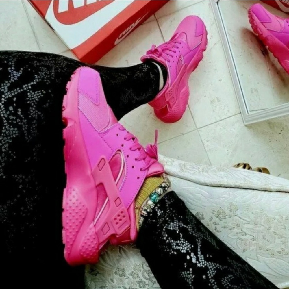 😍Neon Pink Nike Huarache Sneakers😍